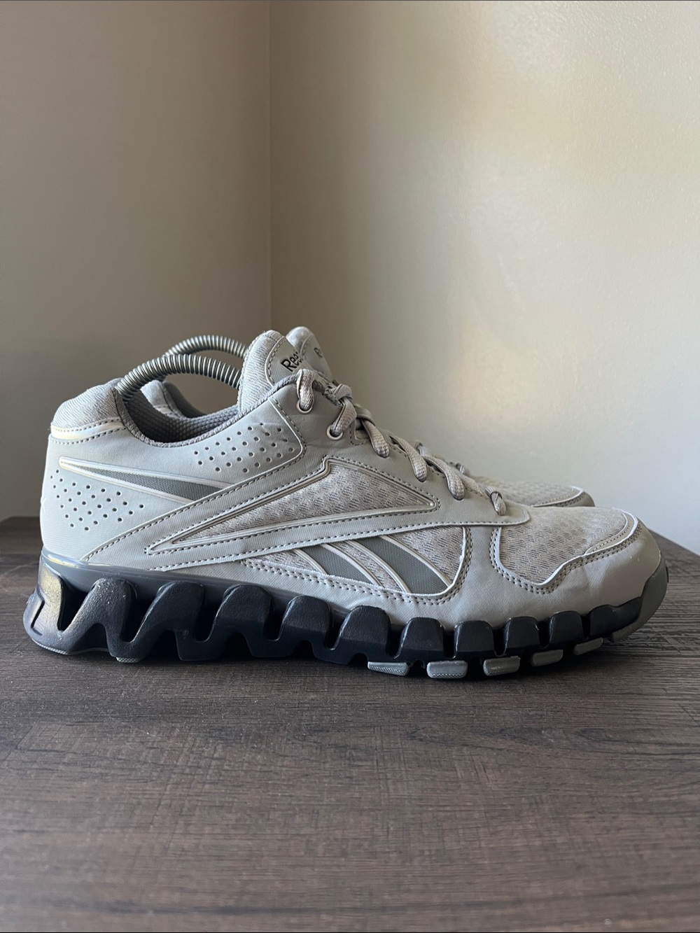 Reebok Zigtech 023501-211 Men's Light Gray and Black Athletic Shoes excellent
